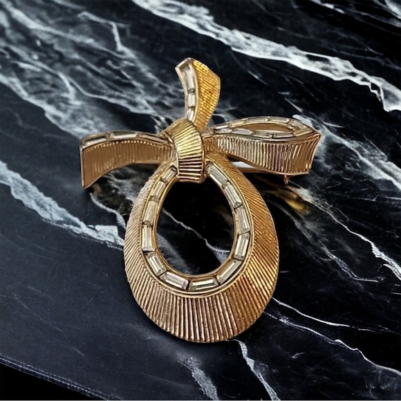 Vtg Signed Crown Trifari Gold Tone Bow Ribbon Clear Rhinestones Brooch Pin 2” - Picture 1 of 14